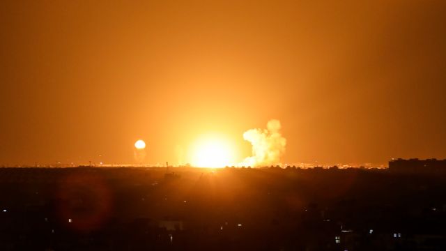 Video: Hamás vyslal na Izrael rakety. Armáda v odvetě ostřelovala Gazu